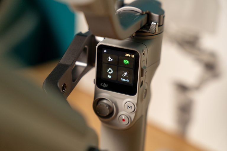 DJI RS4 Mini nâng cấp màn hình cảm ứng với biểu tượng rõ ràng, thao tác mượt mà