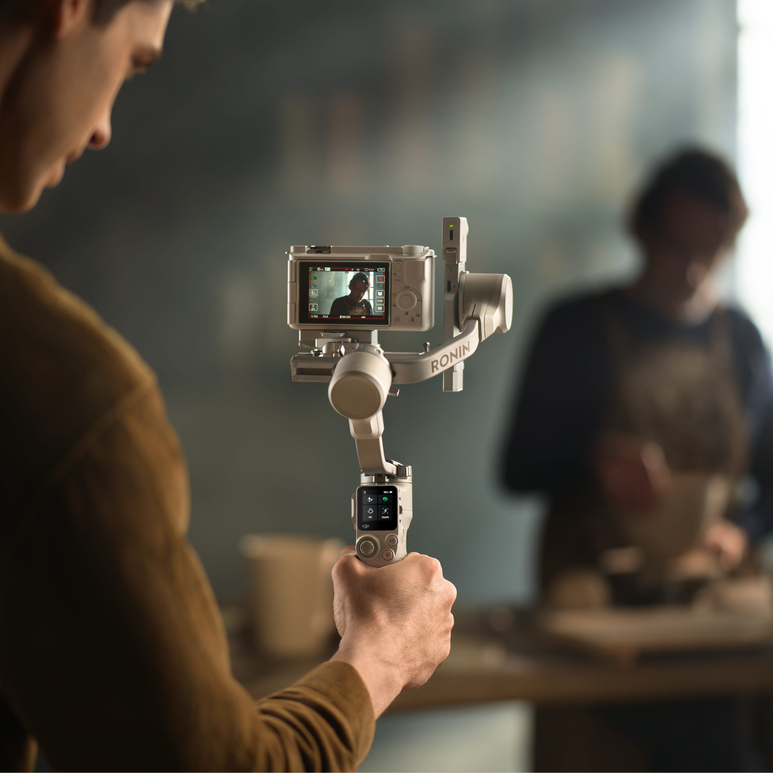 Khóa trục tự động nay có trên DJI RS 4 Mini, giúp mở khóa trong 1 giây khi bật nguồn và tự động khóa khi tắt hoặc vào chế độ ngủ