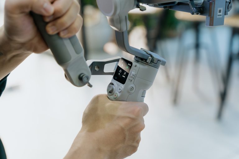 DJI RS4 Mini có tay cầm kép thế hệ mới, nhỏ hơn 20%, nhẹ hơn 12%, giúp thao tác dễ dàng, đặc biệt ở góc máy thấp