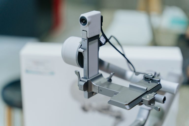 Mô-đun theo dõi DJI RS4 Mini có ngàm từ tính nhả nhanh, gắn lên trục nghiêng chỉ trong 1 giây
