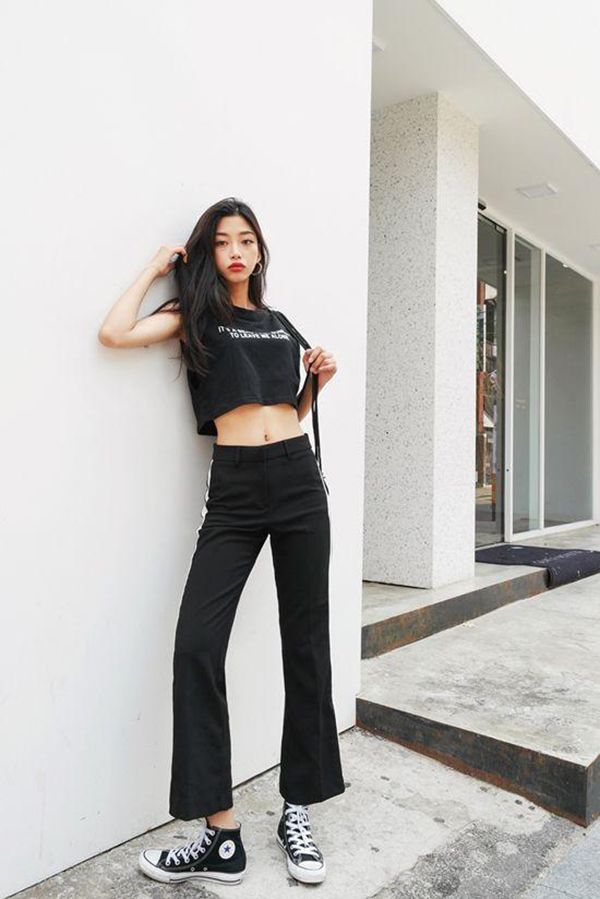 Nếu bạn là cô nàng trẻ trung, năng động, set đồ áo croptop đen cùng quần baggy đen chính là set đồ hoàn hảo dành cho bạn