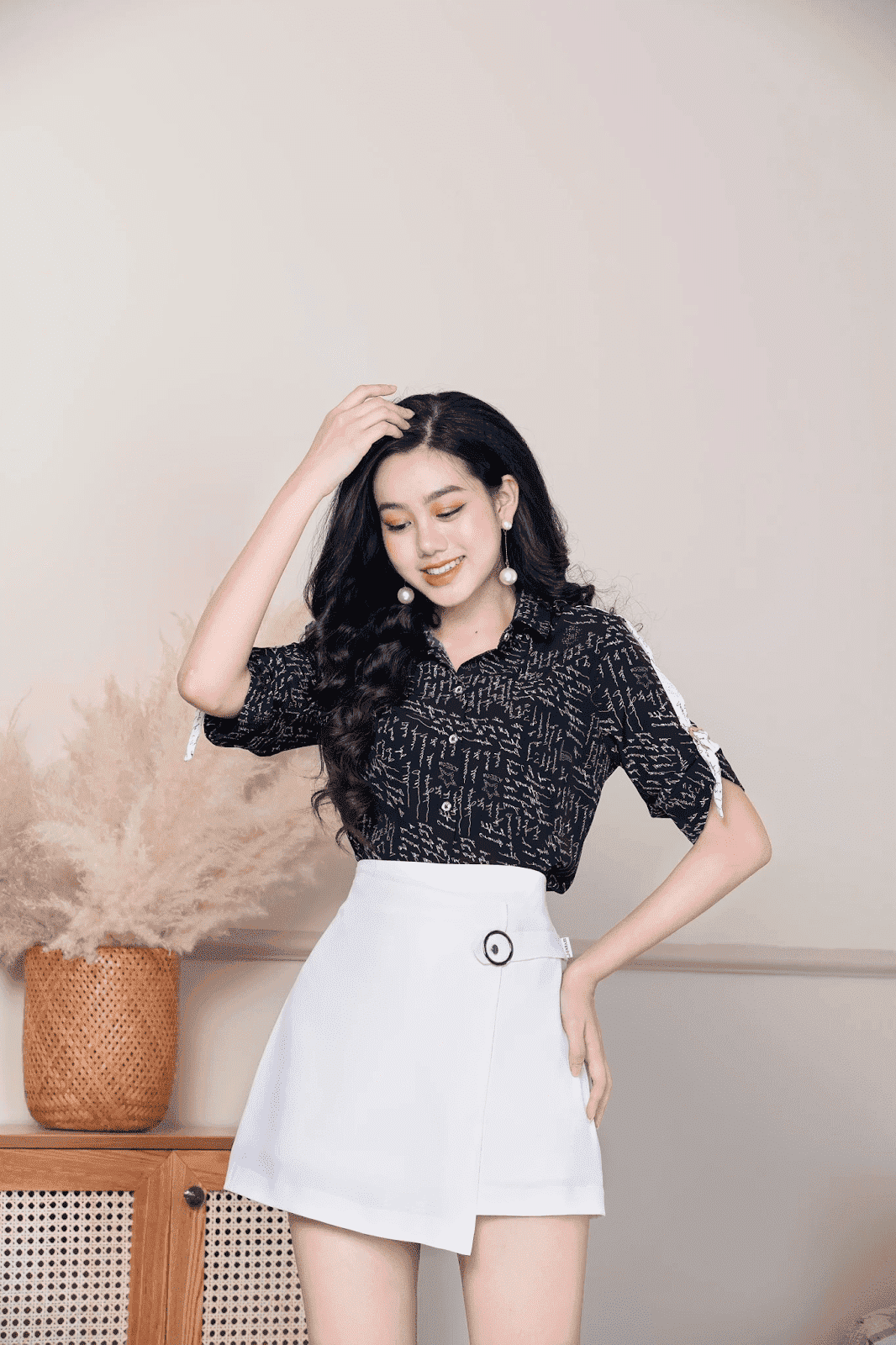 Set bộ đồ nữ áo vest dài tay mix chân váy xếp ly xòe với tone màu trắng  xinh xắn, sang chảnh | Shopee Việt Nam
