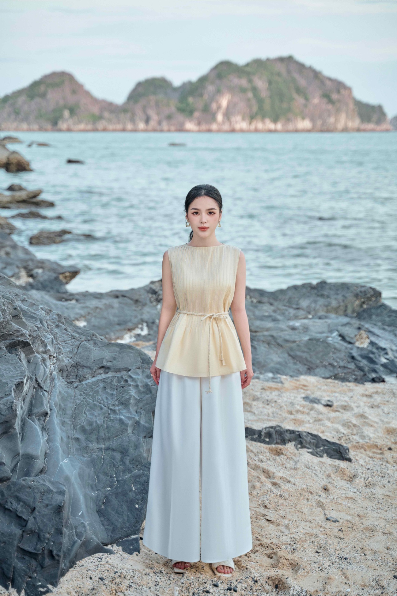 Quần trắng ống rộng