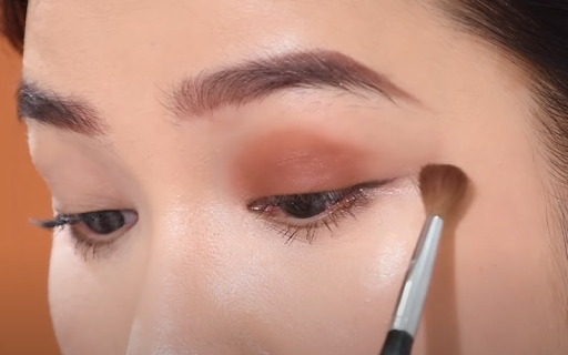 Bước 3: Tạo đôi mắt sâu, quyến rũ với makeup đậm