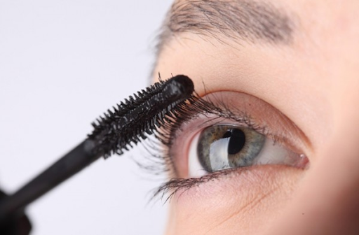 Bước 8: Sử dụng mascara