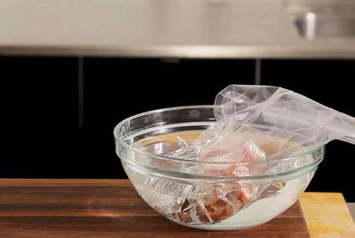 Để nguyên bao bì và ngâm hải sản trong nước lạnh