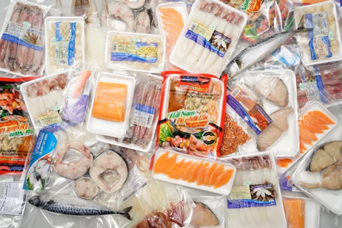 Hải sản được sơ chế và đưa vào cấp đông siêu tốc