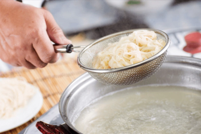 Ngâm mì khô trước khi chế biến món ăn