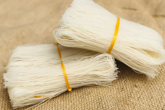 Bún khô có sợi nhỏ, trắng và mềm sau khi ngâm