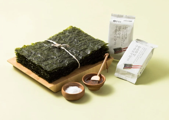 Rong biển cuộn sushi được ép thành các miếng mỏng