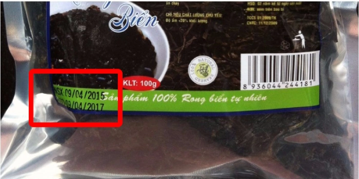 Xem kỹ hạn sử dụng của rong biển được in trên bao bì