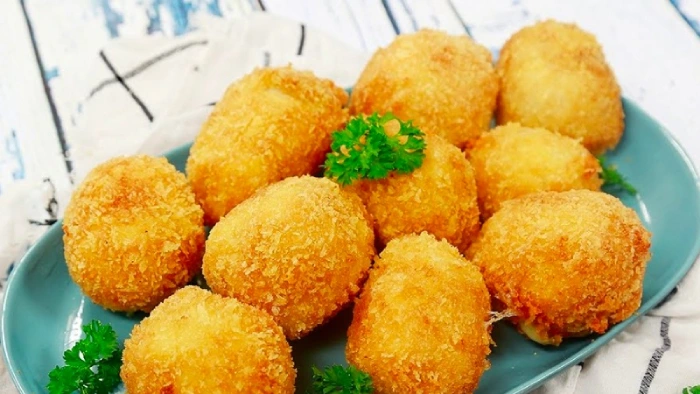 Phô mai viên chiên xù là món ăn ưa thích của các bé