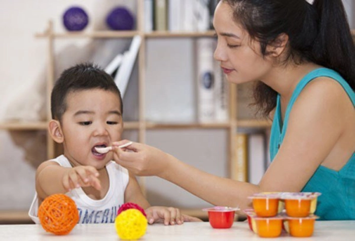 Bé trong độ tuổi ăn dặm (từ 6 tháng) có thể bổ sung váng sữa trong khẩu phần ăn
