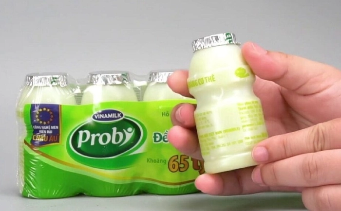 Kiểm tra thông tin về nguồn gốc, thành phần trên bao bì sữa chua