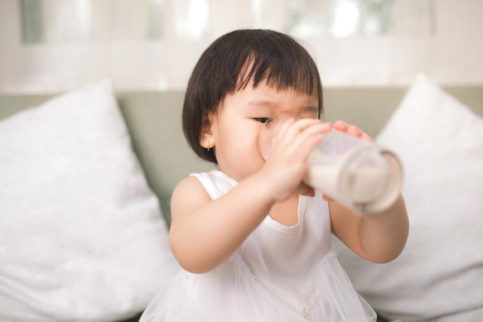 Sữa bột là nguồn bổ sung dinh dưỡng phù hợp cho trẻ nhỏ
