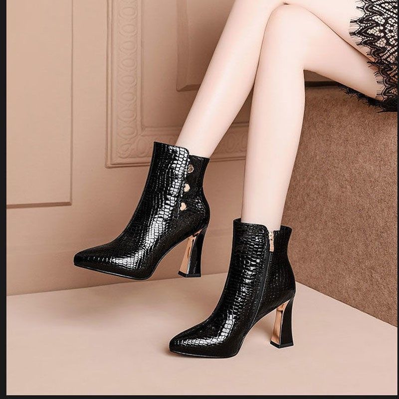 Boots nữ cao gót da vân cá sấu, cổ cao, mũi tròn phong cách Hàn Quốc, phù hợp đi chơi đi làm LEV009 (Đen)