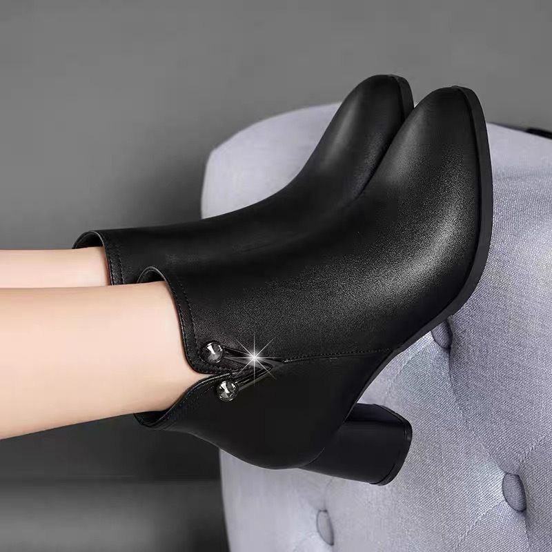 Boots nữ cao gót, cổ ngắn, mũi tròn phong cách Hàn Quốc, phù hợp đi chơi đi làm LEV001 (Đen)