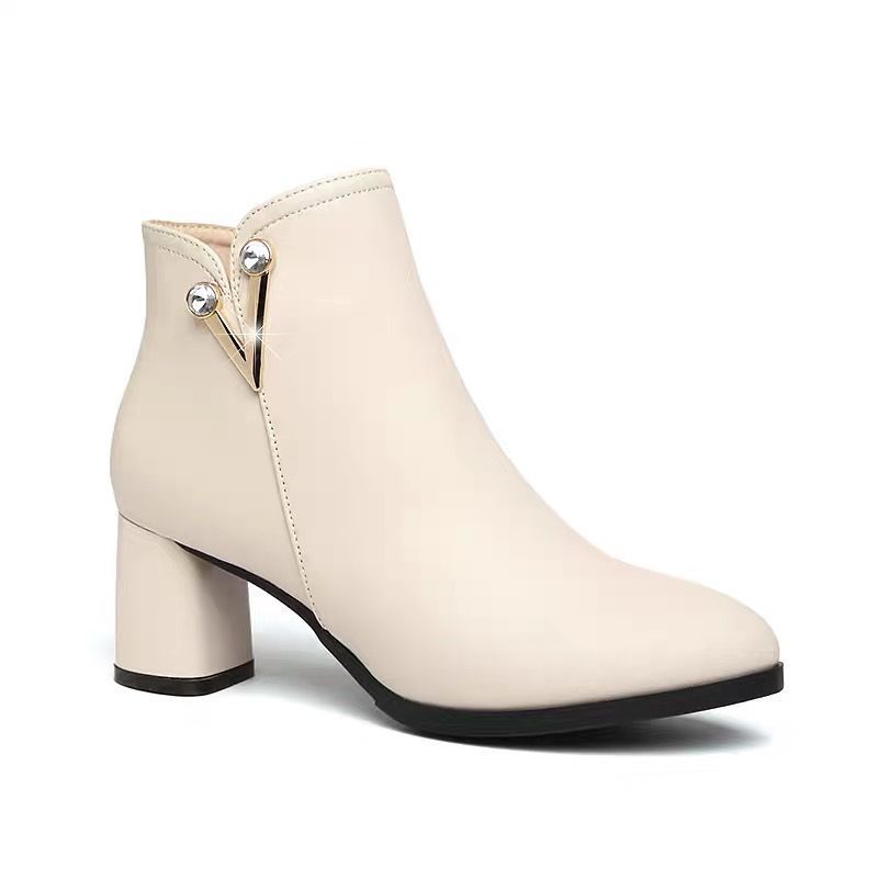 Boots nữ cao gót, cổ ngắn, mũi tròn phong cách Hàn Quốc, phù hợp đi chơi đi làm LEV001 (Đen)