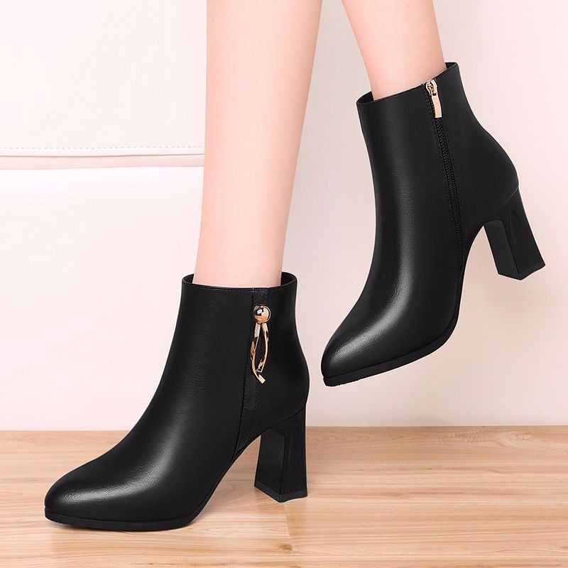Boots nữ cao gót da bóng, cổ cao, mũi tròn phong cách Hàn Quốc, phù hợp đi chơi đi làm LEV015 (Trắng)