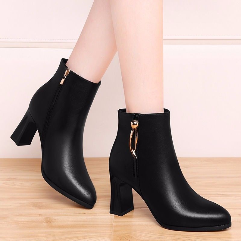 Boots nữ cao gót da bóng, cổ cao, mũi tròn phong cách Hàn Quốc, phù hợp đi chơi đi làm LEV015 (Trắng)