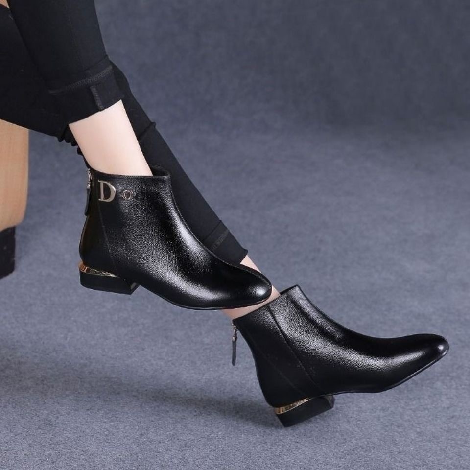 LMT036 -Boots nữ cổ ngắn, mũi vuông, da mềm thoải mái, phong cách công sở (Đen)