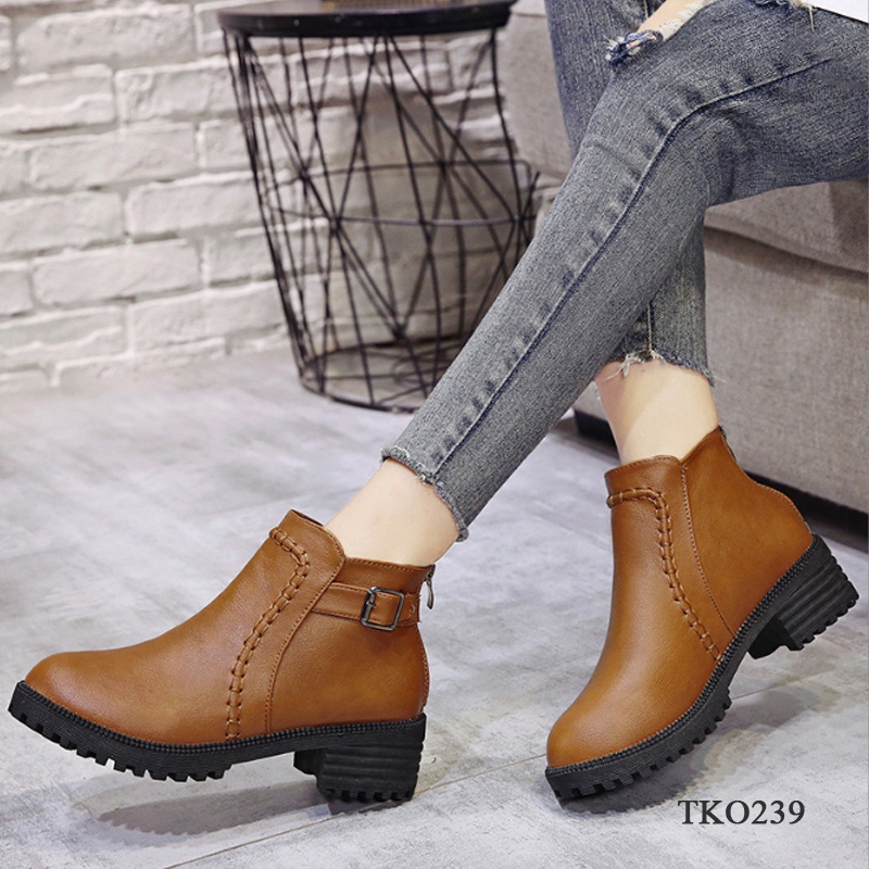 TKO239 - Boots da nữ cao cấp, mũi tròn, phong cách Âu Mỹ (Nâu)