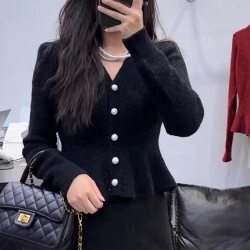 Áo len dáng eo vạt xòe cổ V gắn cúc ngọc trai – sang trọng,nữ tính DSL004 - Đen