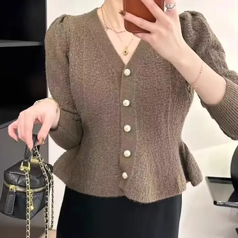 Áo len dáng eo vạt xòe cổ V gắn cúc ngọc trai – sang trọng,nữ tính DSL004 - Kaki