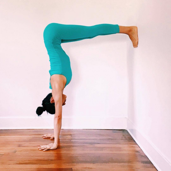 10. Tư thế Yoga Trồng Chuối Bằng Tay chữ L (L - Shape Handstand)