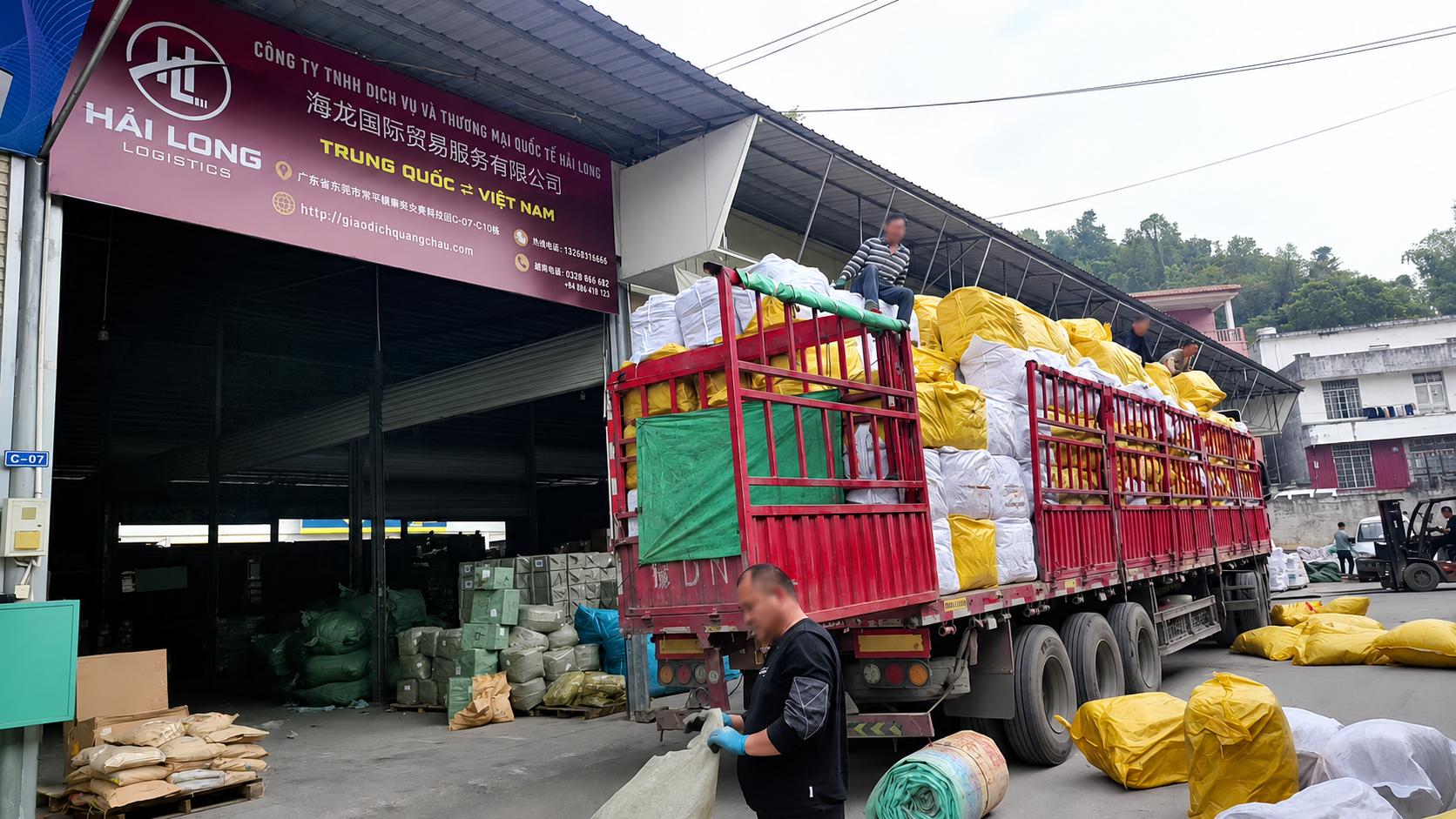 Hình ảnh nhân viên xếp hàng tại kho của Hải Long
