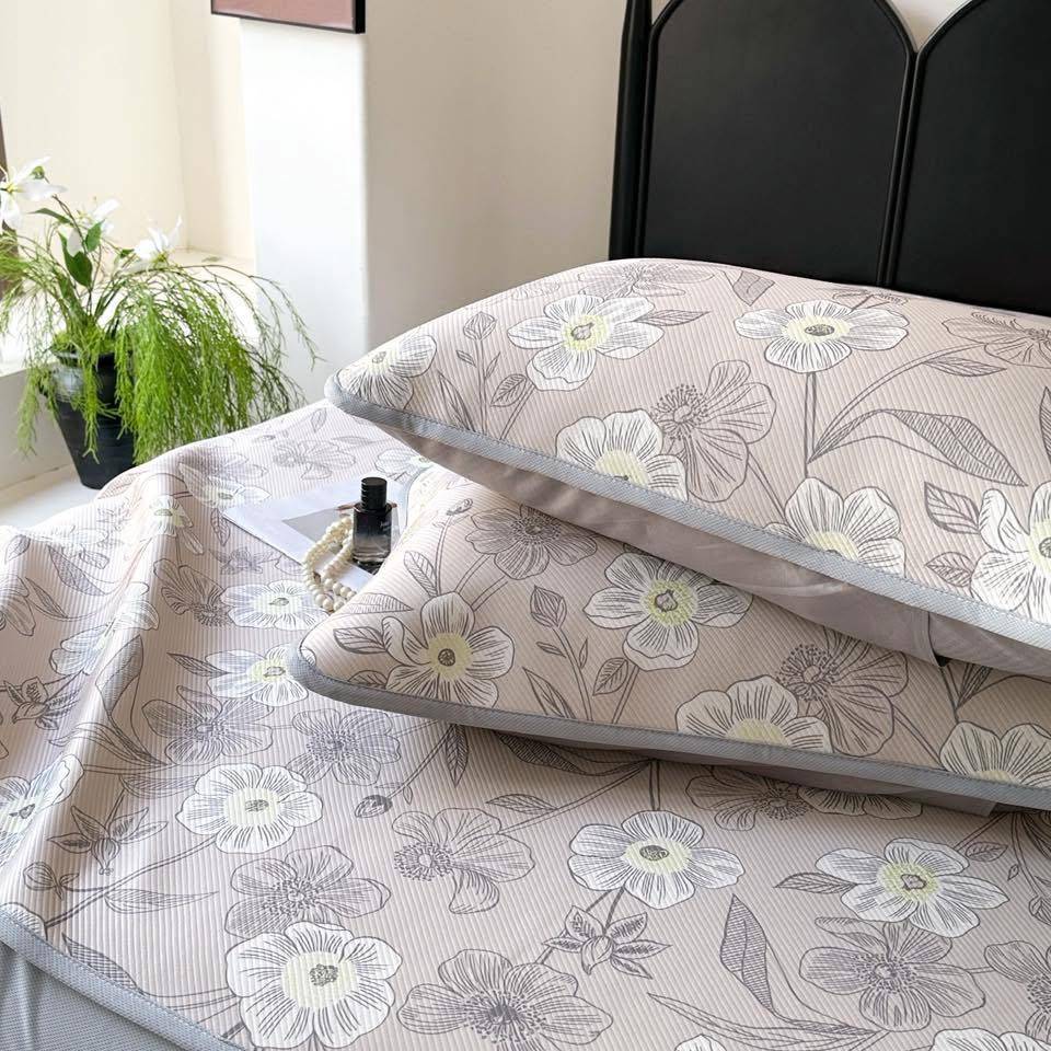 Bộ chiếu băng lạnh 3 món (1 chiếu + 2 vỏ gối) mẫu hoa trà nền nâu