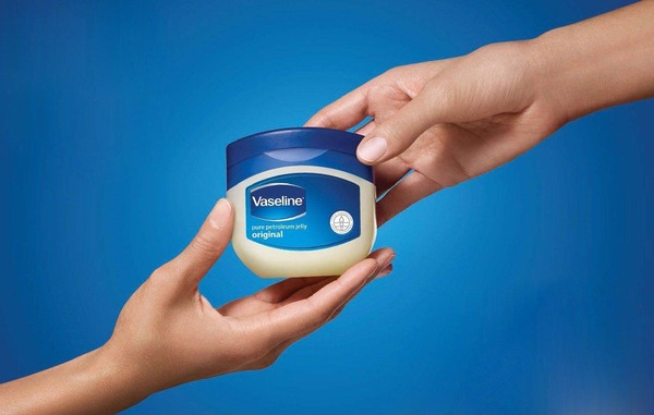 Vaseline giúp làm mềm da