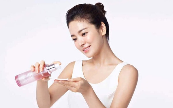 Nước hoa hồng được nhiều phái đẹp sử dụng
