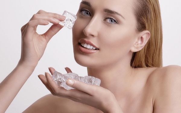 Chườm đá lạnh vào mắt