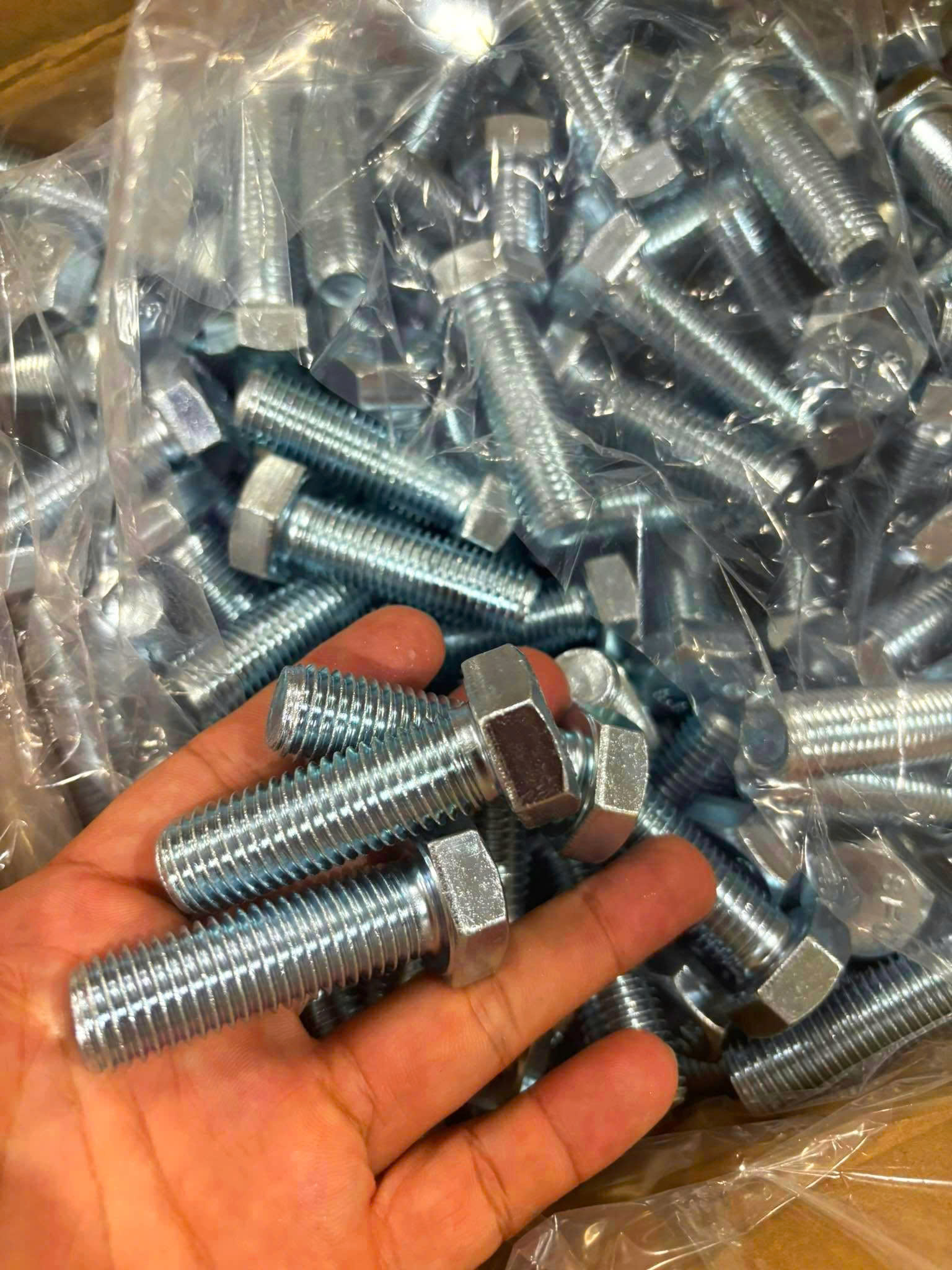Bulong-Inox-Va-Bulong-Ma-Kem-Loai-Nao-Ben-Hon-_bcda7fe2ff9770c929863.jpg