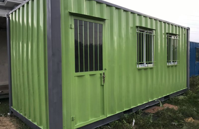 Container là loại thùng thép hình hộp chữ nhật rỗng dùng trong vận chuyển hoặc tái chế thành kho, văn phòng, nhà ở.