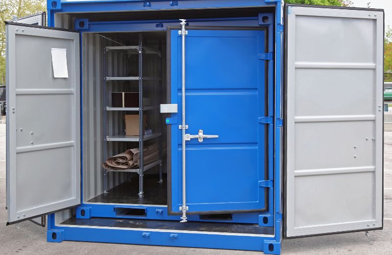 Ngoài công năng vận chuyển, container cũ còn được tái sử dụng làm kho chứa hàng.