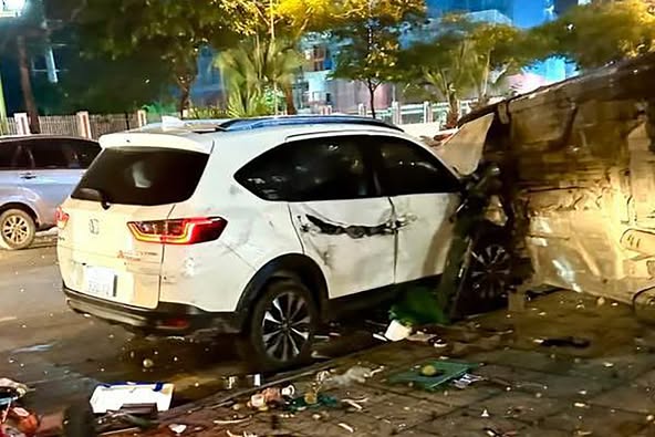 Hiện trường vụ tai nạn do tài xế giật mình đạp nhầm chân ga ô tô