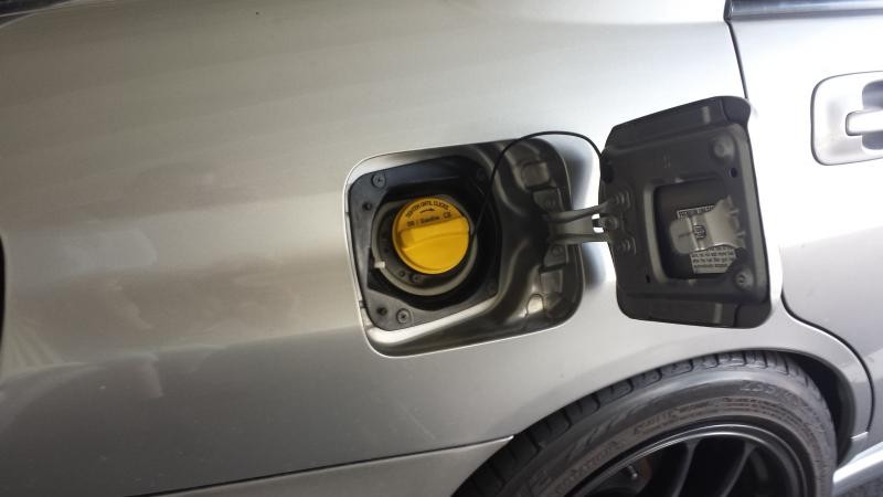 Nắp bình xăng bị hở cũng là nguyên nhân khiến đèn báo lỗi động cơ ô tô  sáng