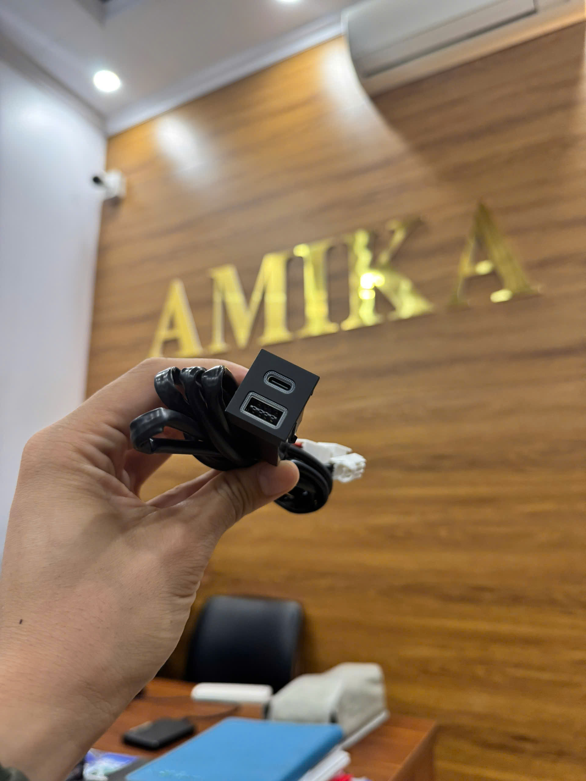Nâng Cấp Cổng Sạc USB Type-C Cho Toyota Cross: Giải Pháp 