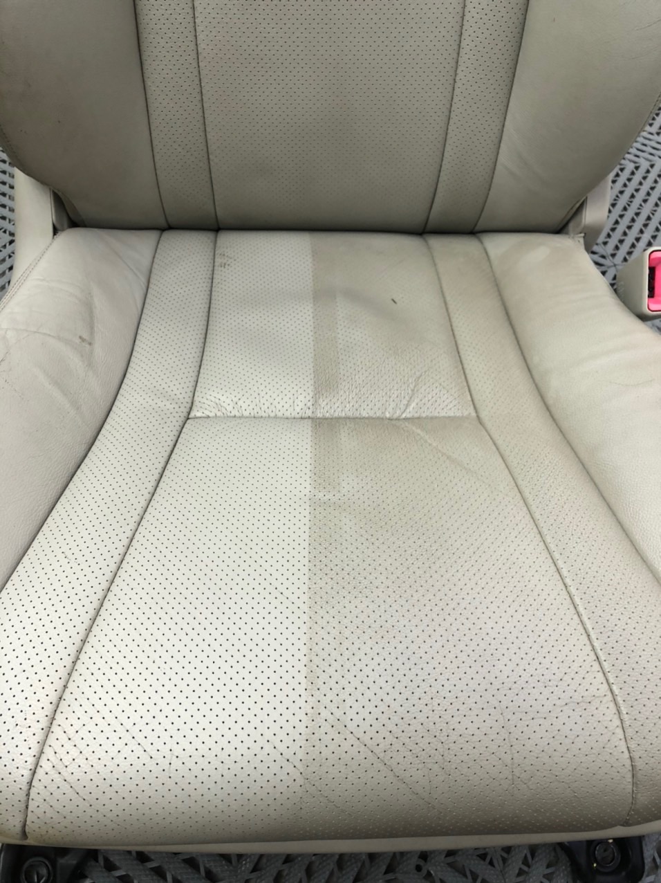 Nội Thất Xe Bị Ẩm Mốc, Bốc Mùi Do Trời Nồm? Cách Xử Lý Triệt Để Để Không Hỏng Ghế Da