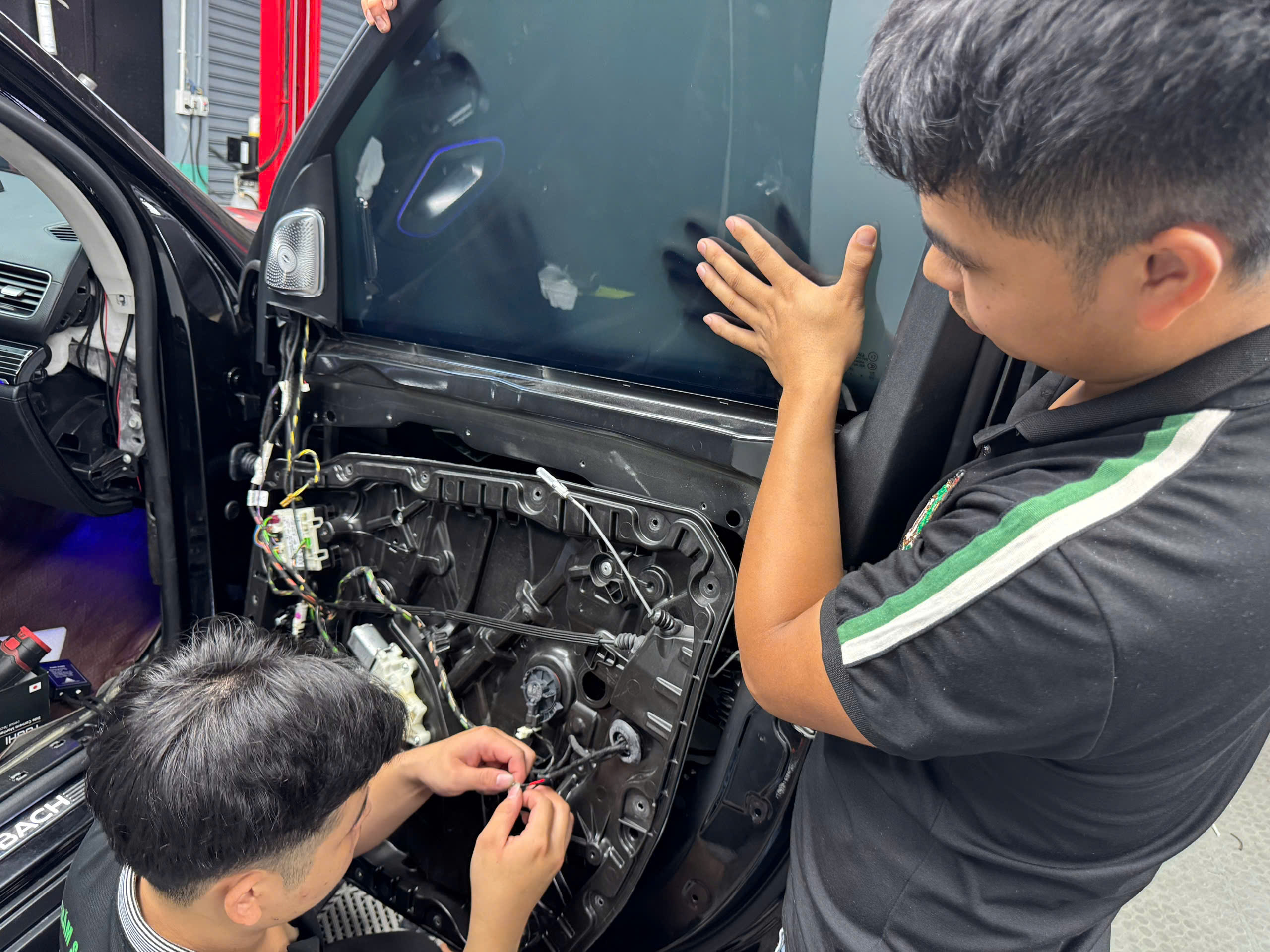 Các bước dán phim cách nhiệt điện tử Apex A+