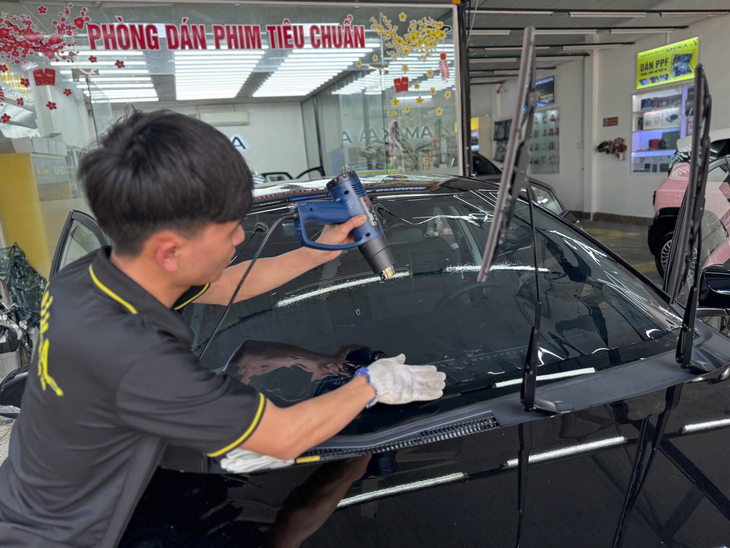 Dán phim cách nhiệt kính lái