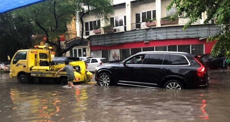 xe chết máy chỗ ngập sâu