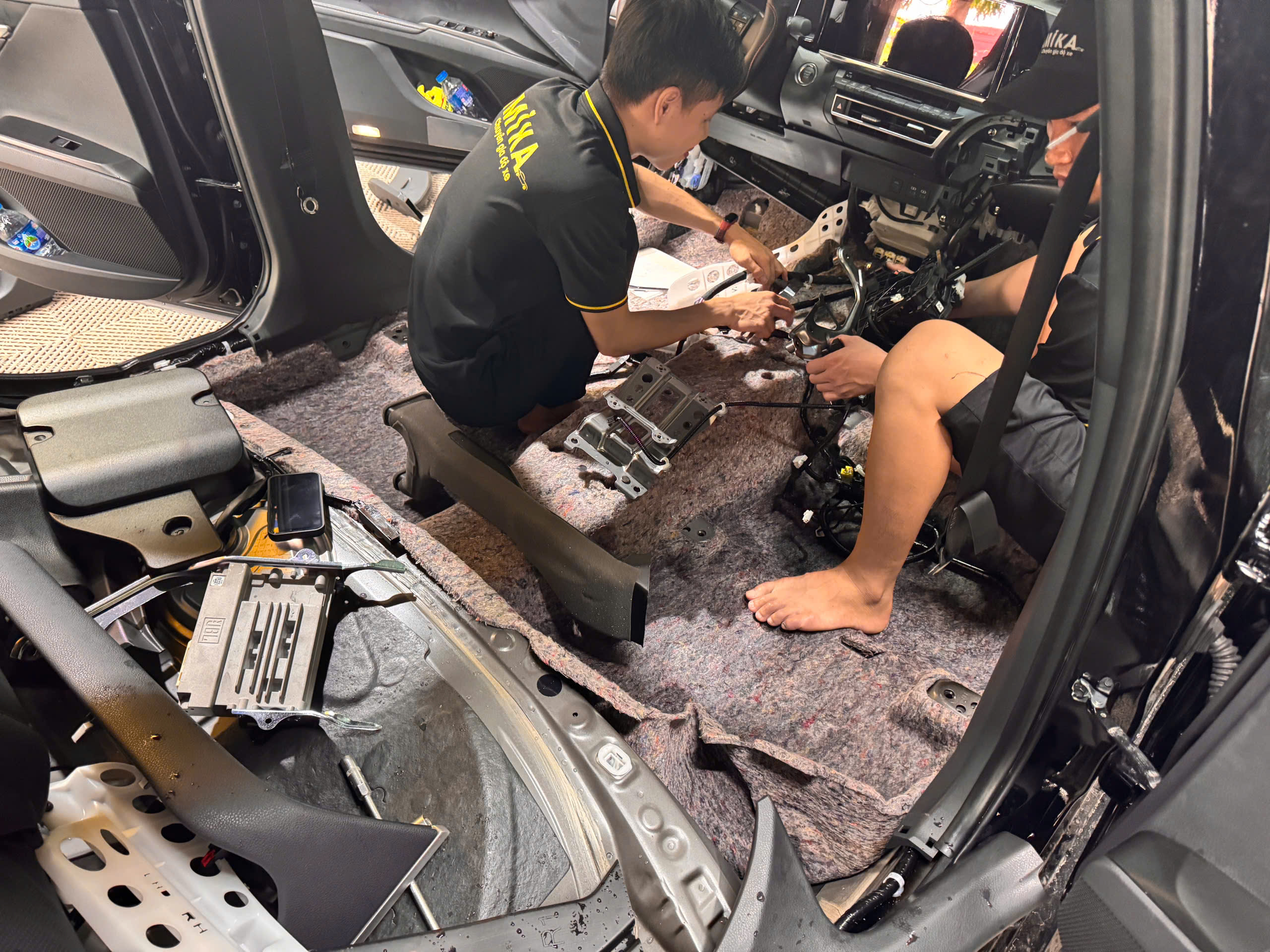 Xử lý sàn xe ô tô bị ngập nước