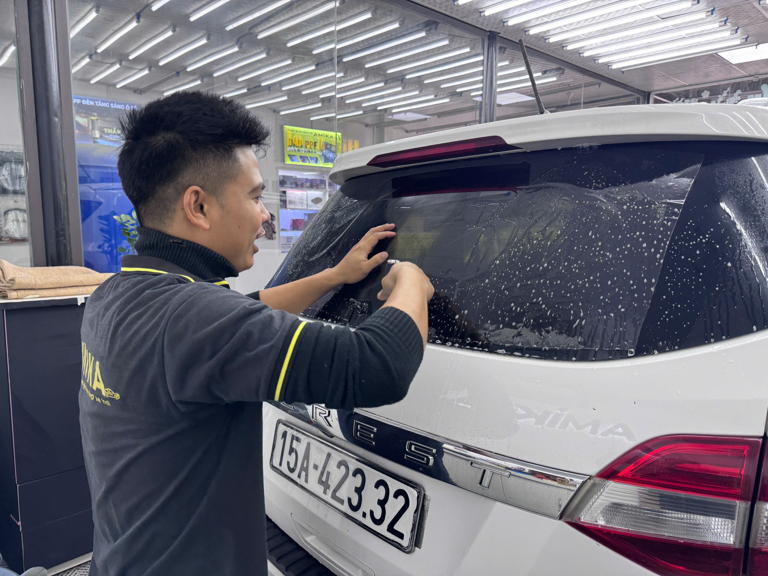 Dán phim cách nhiệt kính hậu cho ô tô