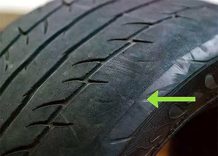 lốp ô tô bị mòn trơ