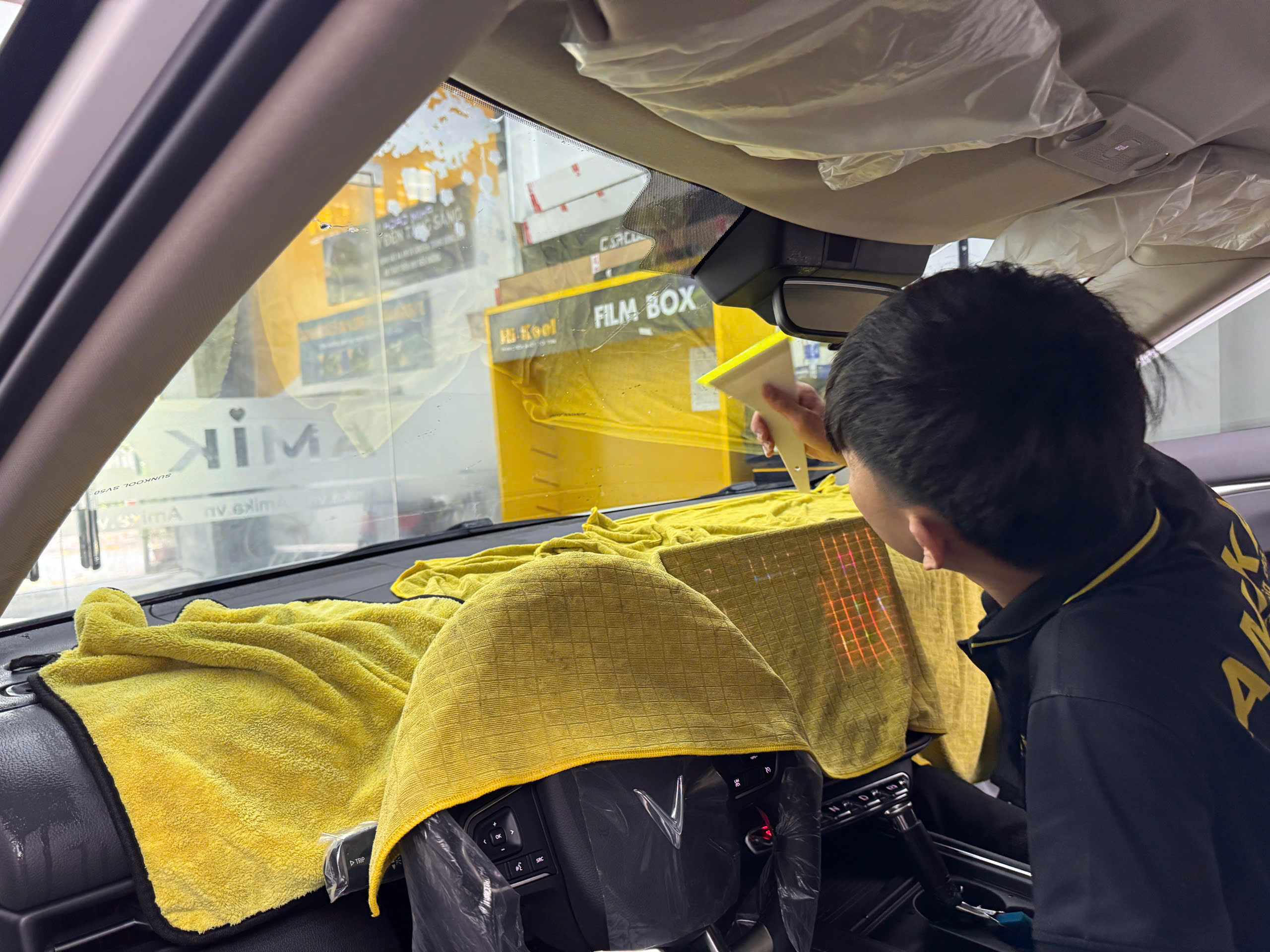 Kỹ thuật viên thi công phim cách nhiệt chuyên nghiệp