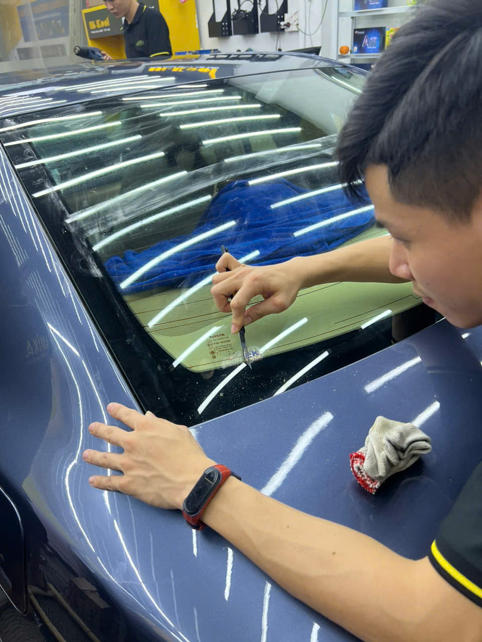 Dán phim cách nhiệt cho ô tô t
