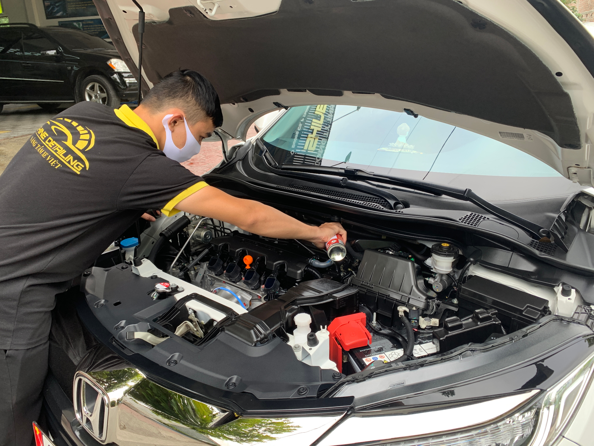 Rửa khoang máy cho xe ô tô
